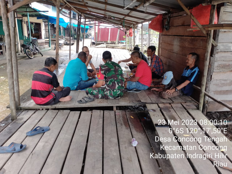 Dengan Komsos, Babinsa Koramil 04/Kuindra Dapat Berbincang-bincang Bersama Masyarakat dan Tingkatkan Silaturahmi Antar Sesama