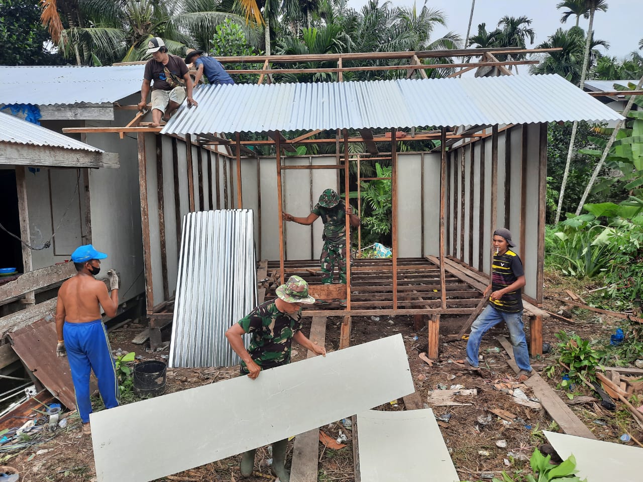 Babinsa Koramil 03/Tempuling, Gotong Royong Hari Kelima Membangun Tumah Layak Huni 