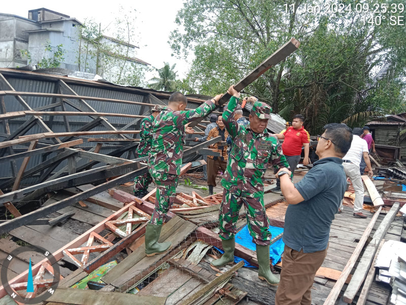 Koramil 05/Gas Kapten Czi Slamet Hirohito Bersama Warga Gotong-royong Bersihkan Puing Bangunan Yang Roboh