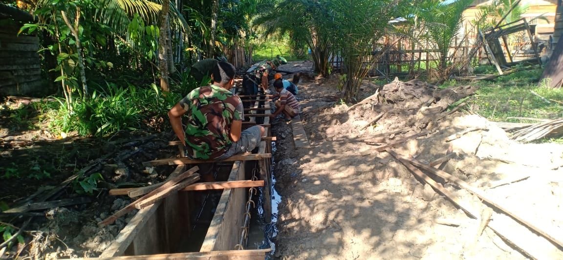 Pengecoran Drainase Satgas TMMD Ke 110, Materialnya Dipindahkan Ketepi Jalan Utama Desa.