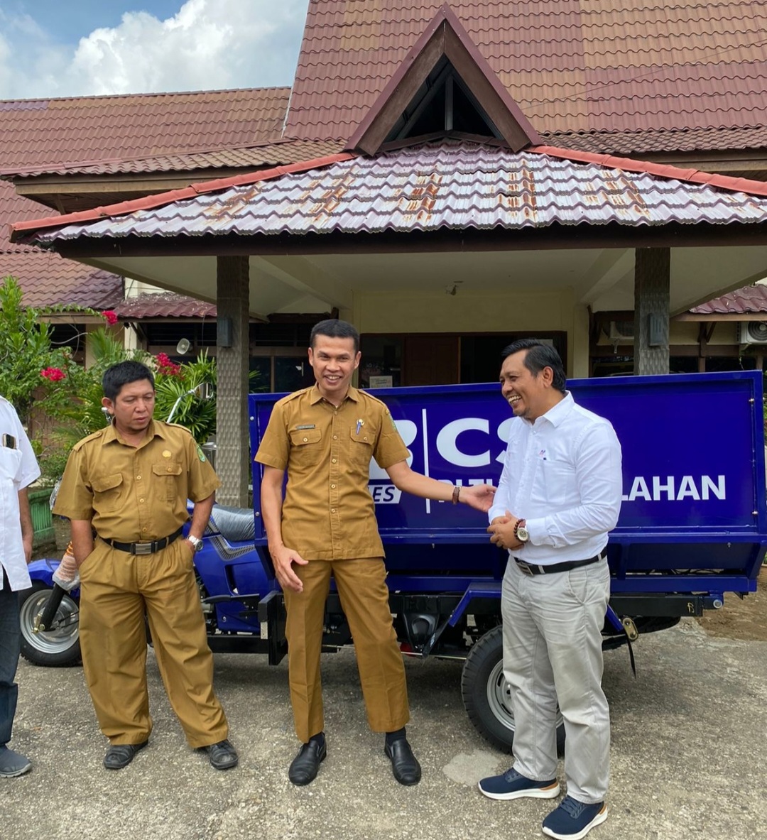 PT. PJB PLTU Tembilahan Serahkan 1 Unit Kenderaan Pengangkut Sampah Kepada Pemkab Inhil