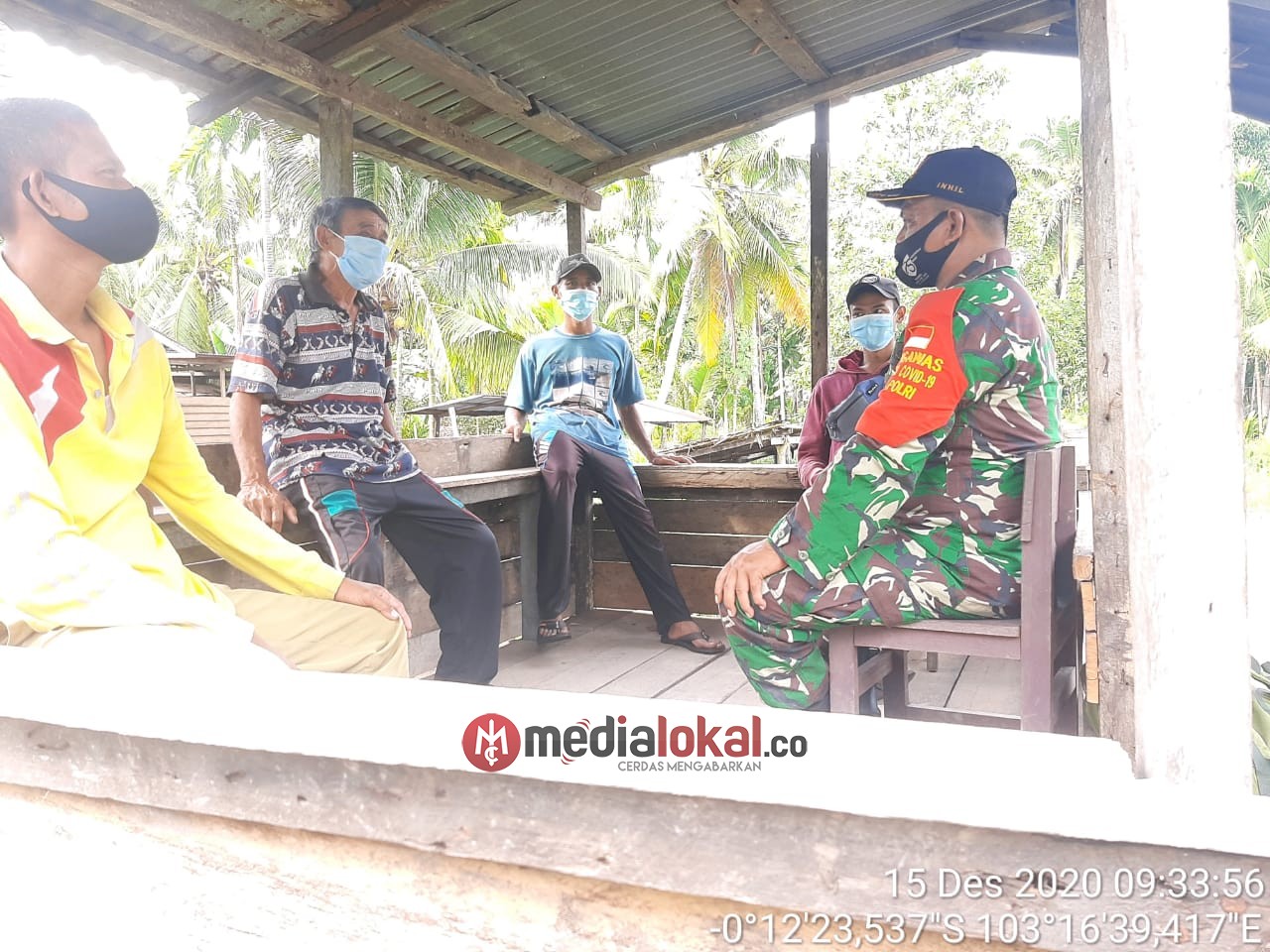 Sertu J Siallagan Lakukan Komsos Protkes di Pos Kamling Desa Gemilang Jaya