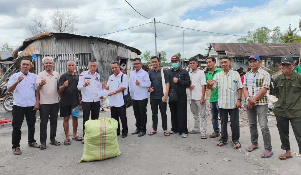 Peduli Sesama, dr. Rahmat Susanto Pimpin Penyaluran Bantuan untuk Korban Kebakaran Pulau Kijang