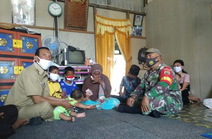 Kompak, Babinsa dan Kepala Desa Perigi Raja Datangi Rumah Korban Laka Laut