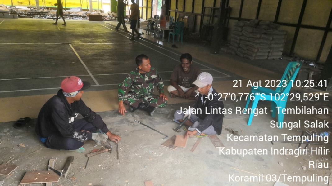 Komsos Dengan Tukang Bangunan, Babinsa Koramil 03/Tpl Berpesan Agar Berhati-hati Dalam Bekerja