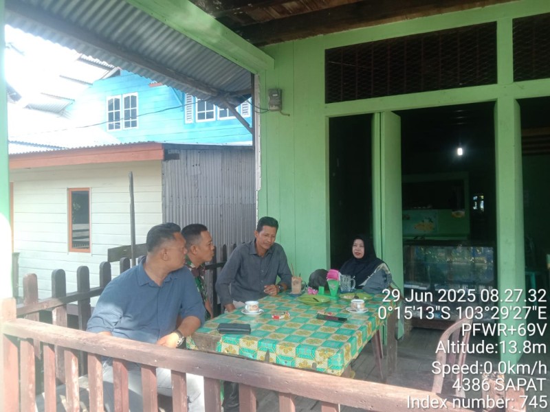 Babinsa Koramil 04/Kuindra Jelaskan Pentingnya Komsos dalam Kehidupan Bermasyarakat