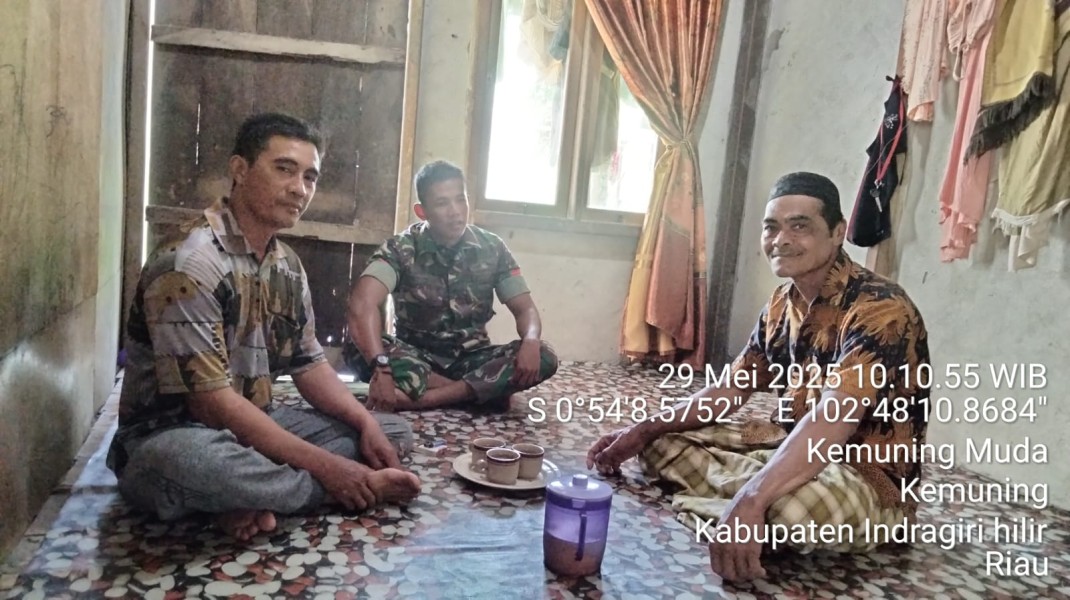 Babinsa Praka Rahmat Laksanakan Komsos untuk Meningkatkan Hubungan dengan Masyarakat