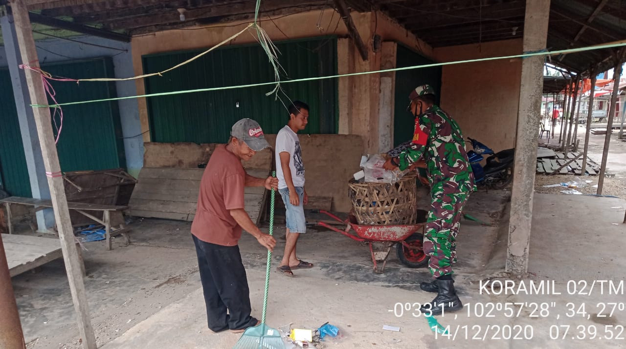 Babinsa Desa Bagan Jaya Goro Bersihkan Pasar Bersama Masyarakat