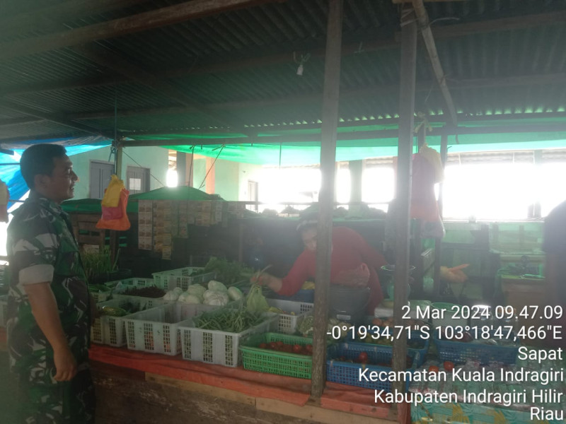 Dengan Adanya Kenaikan Harga Sembako, Babinsa Koramil 04/Kuindra Giat Lakukan Hanpangan Kepada Pedagang