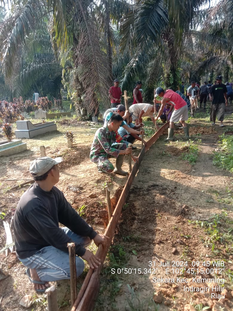 Jalin Kerjasama Yang Erat, Babinsa Koramil 09/Kemuning Lakukan Goro Bersama Warga Setempat