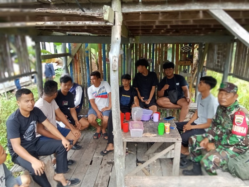 Babinsa Koramil 03/Tempuling Sertu Wisnu Hartono Jalin Silaturahmi dengan Tokoh Masyarakat Kampung Pancasila