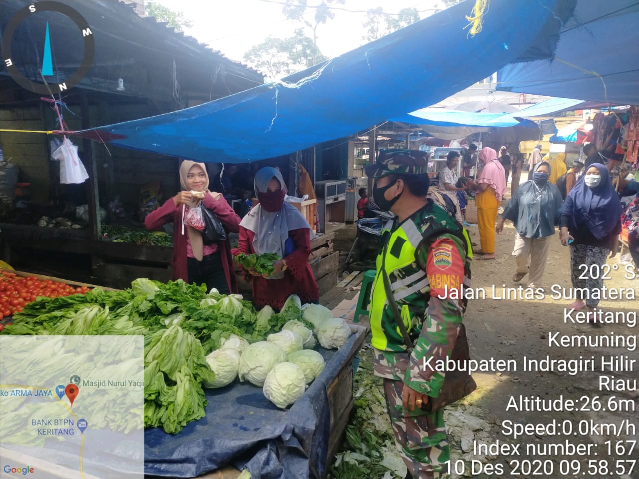 Bersinergi, Babinsa Koramil 09/Kemuning dan Bhabinkamtibmas Terus Lakukan Penegakan Protkes