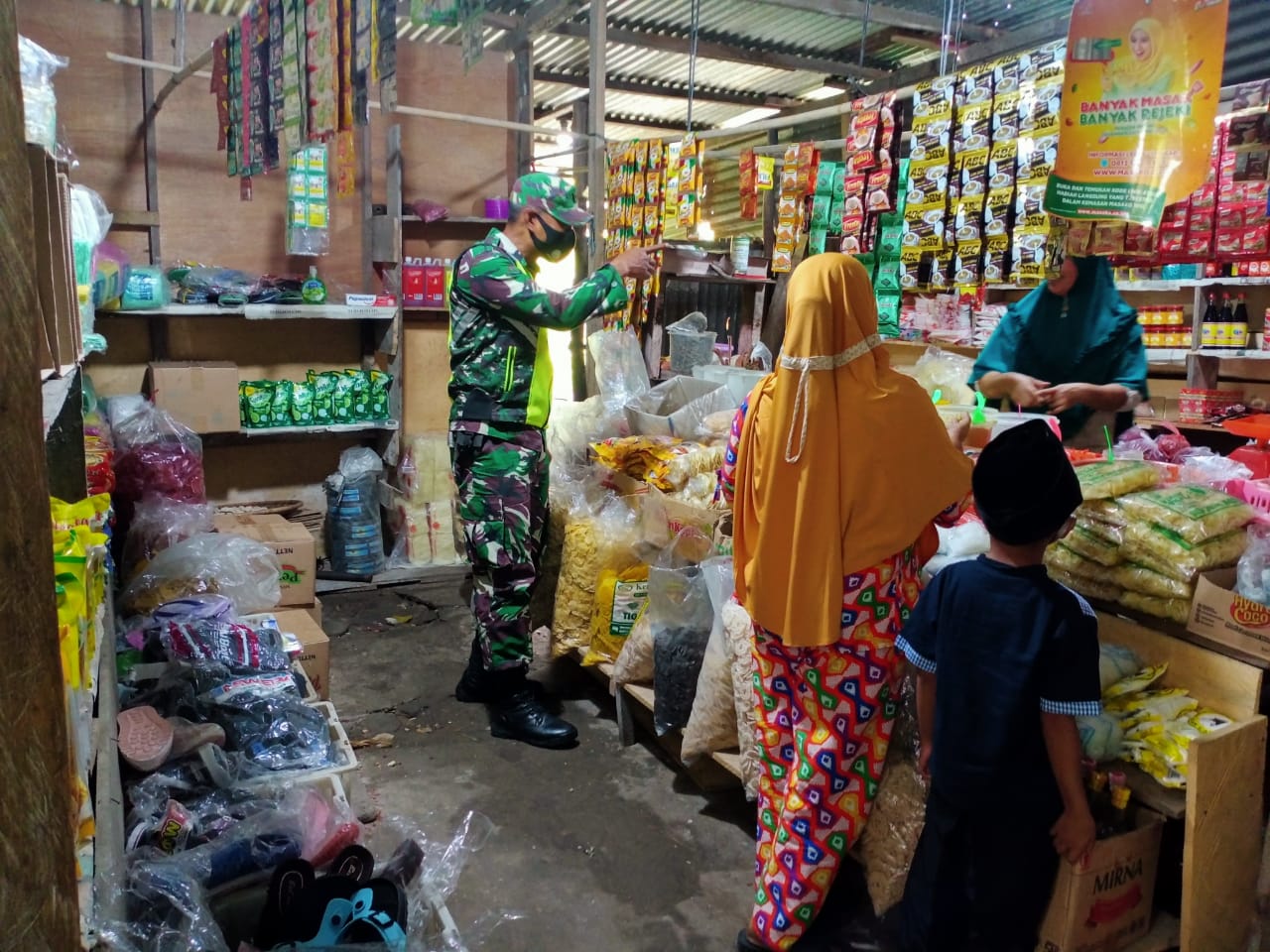 Babinsa Koramil 03/Siak Laksanakan Penegakan Disiplin Prokes di Pasar