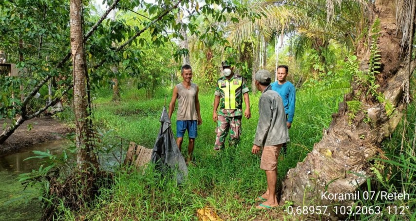 Patroli Rutin Untuk Mencegah Karhutla Oleh Kopda Sudarwis Babinsa Koramil 07/Reteh