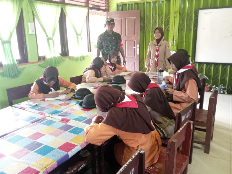 Babinsa Koramil 04/Kdr Bina Anak-anak Sekolah Untuk Latihan Pramuka