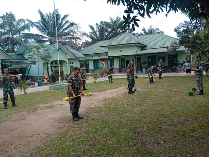 Danramil 09/Kemuning Laksanakan Apel dan Senam Barbel Bersama Anggota