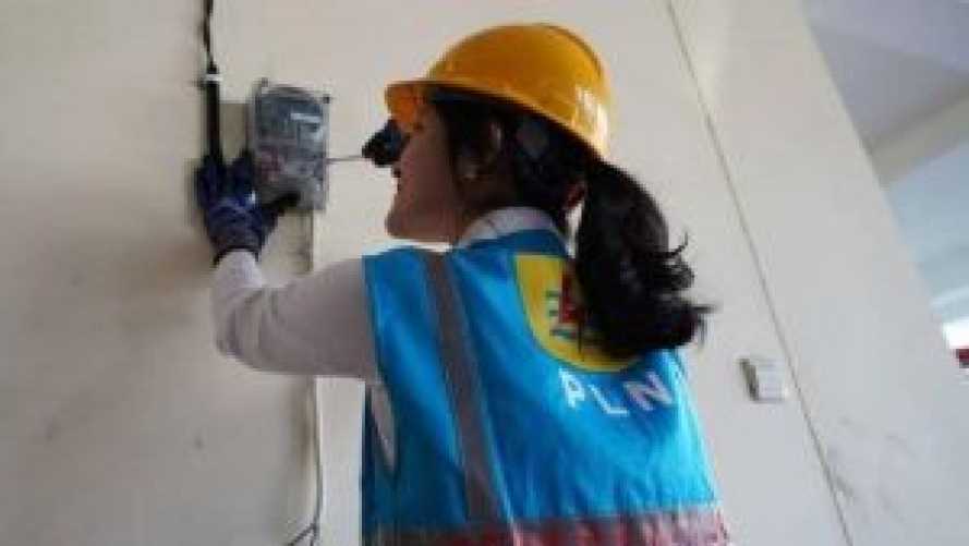 Cegah Kebakaran, Kadis ESDM Riau Evarefita Cek Kabel Listrik Rumah Dinas Gubri