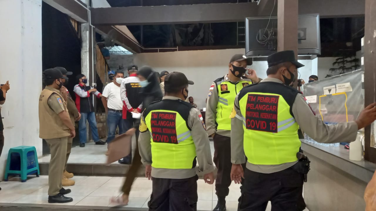 TNI-Polri Melakukan Kegiatan Skala Mikro Edukasi dan Sosialisasi ke Masyarakat Terkait Penyebaran Co TNI-Polri Melakukan Kegiatan Skala Mikro Edukasi dan Sosialisasi ke Masyarakat Terkait Penyebaran Co