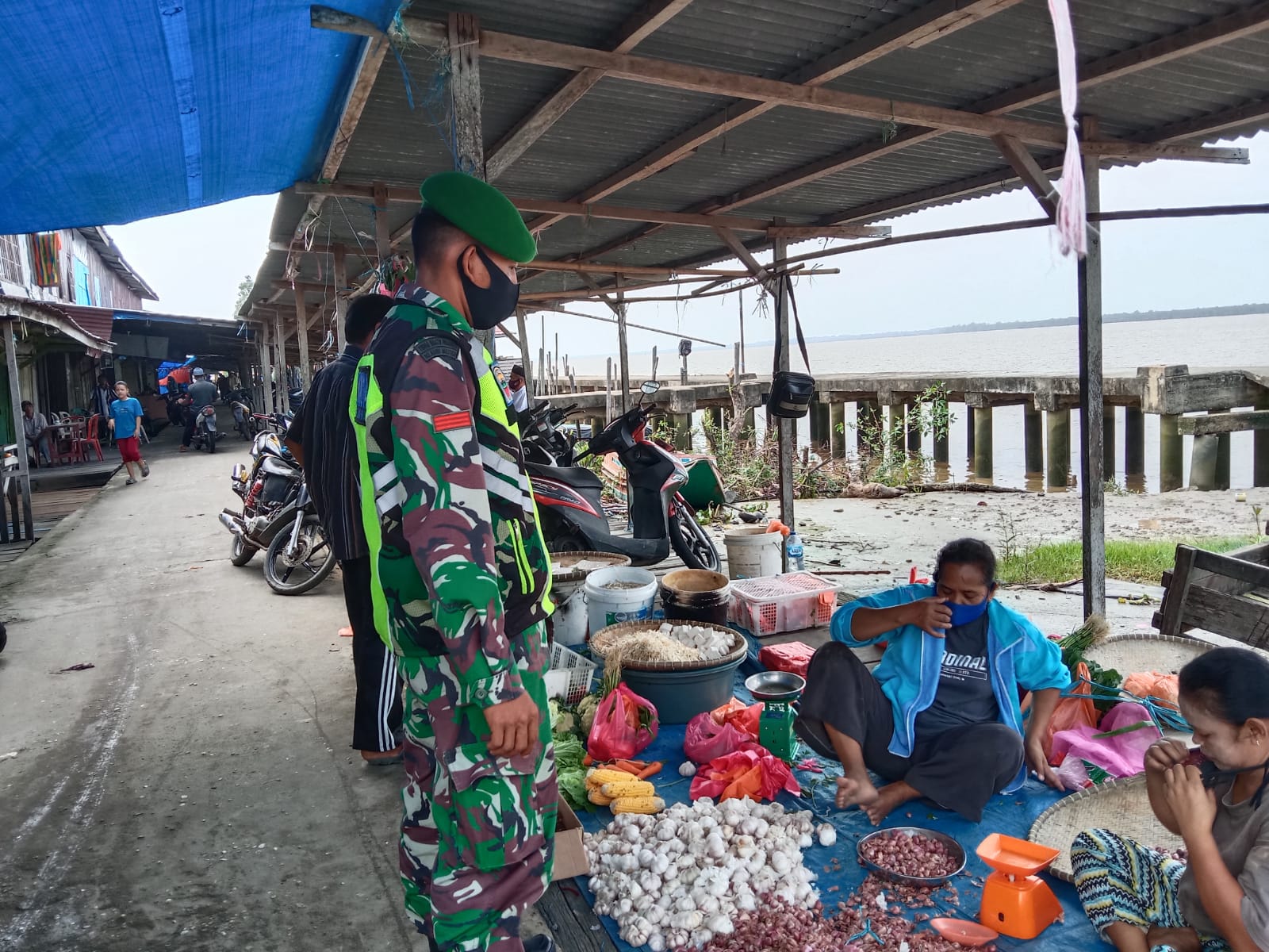 Babinsa Koramil 04/Kuindra Imbau Pedagang dan Pembeliuntuk Patuhi Protokol Kesehatan