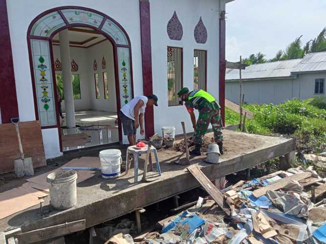 Membantu Masyarakat Dengan Cara Bergotong Royong Bersama Babinsa Koramil 04/Kuindra