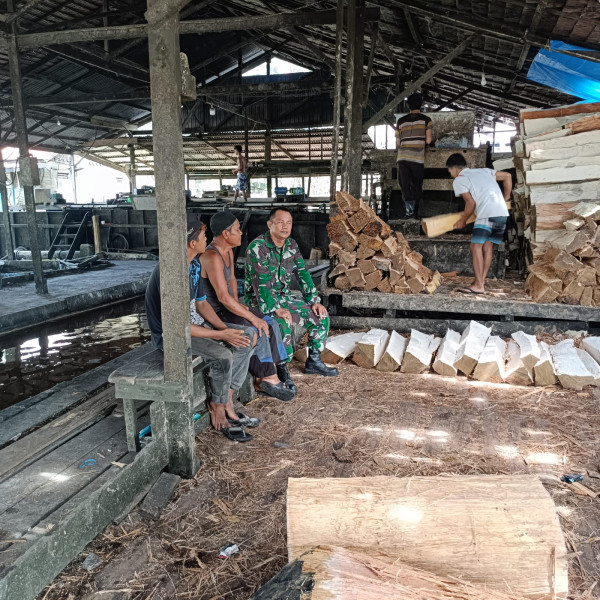 Babinsa Koramil 05/Gas Serda Rudi Hartono Komsos Dengan Buruh Di Desa Teluk Sungka dan Berikan Semangat Serta Motivasi