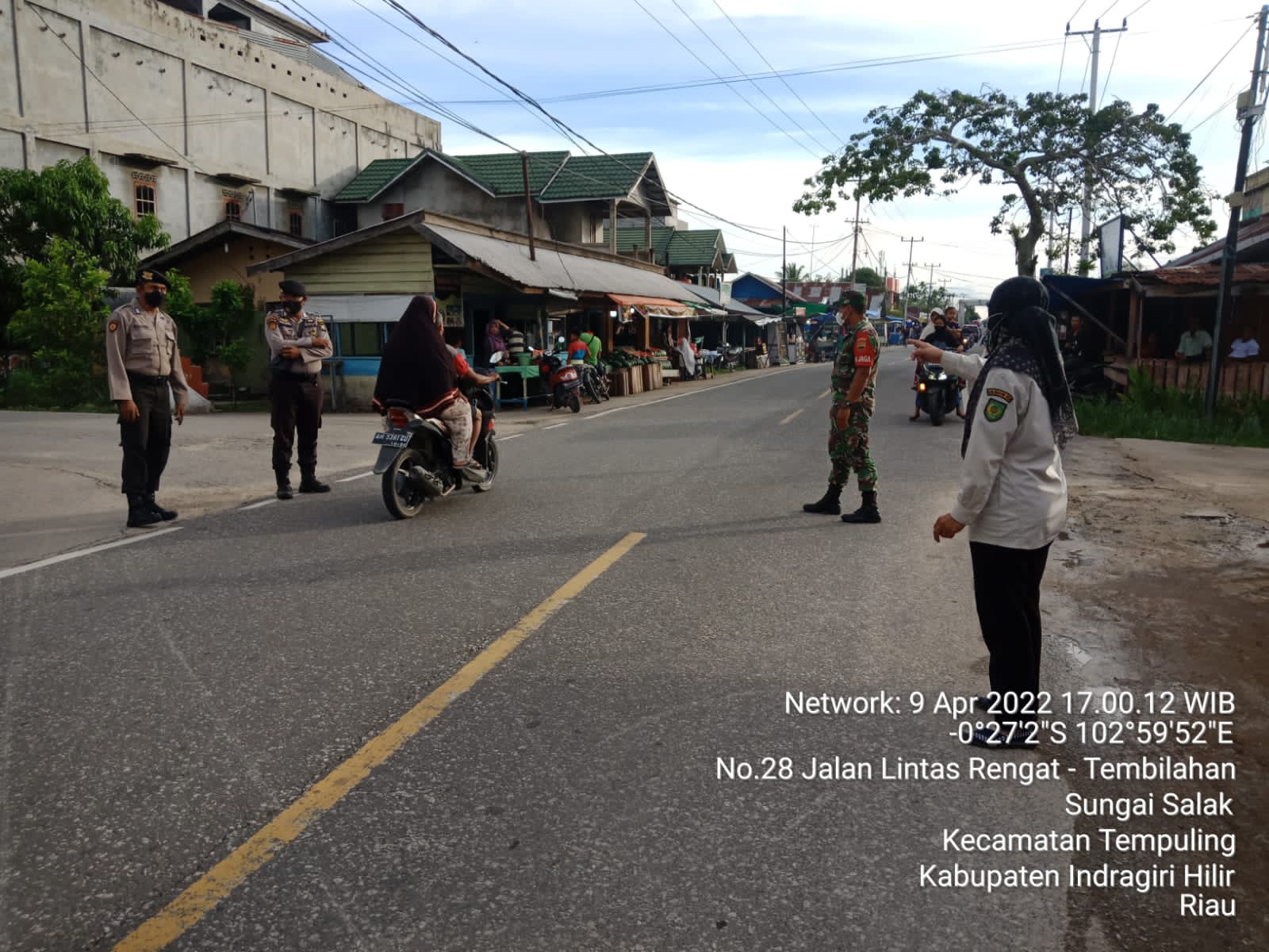 Jelang Buka Puasa, Koramil 03/Tempuling dan Polsek Tempuling Lakukan Pengamanan Lalu Lintas