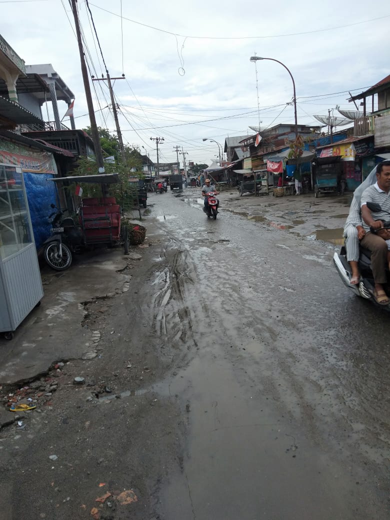 Miris, Jalan D.I. Panjaitan di Kota Tanjungbalai Rusak dan Berlubang