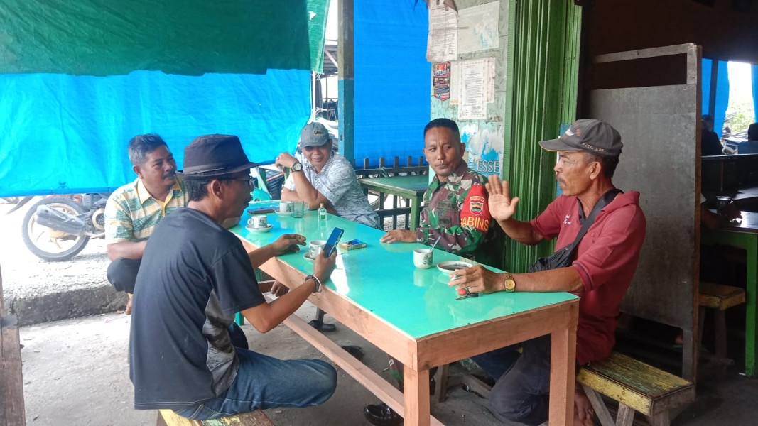 Bhabinsa Koramil 05/GAS Kopda Umar Nasution Laksanakan Giat Komsos Bersama Masyarakat Di Warung Kopi Binaan