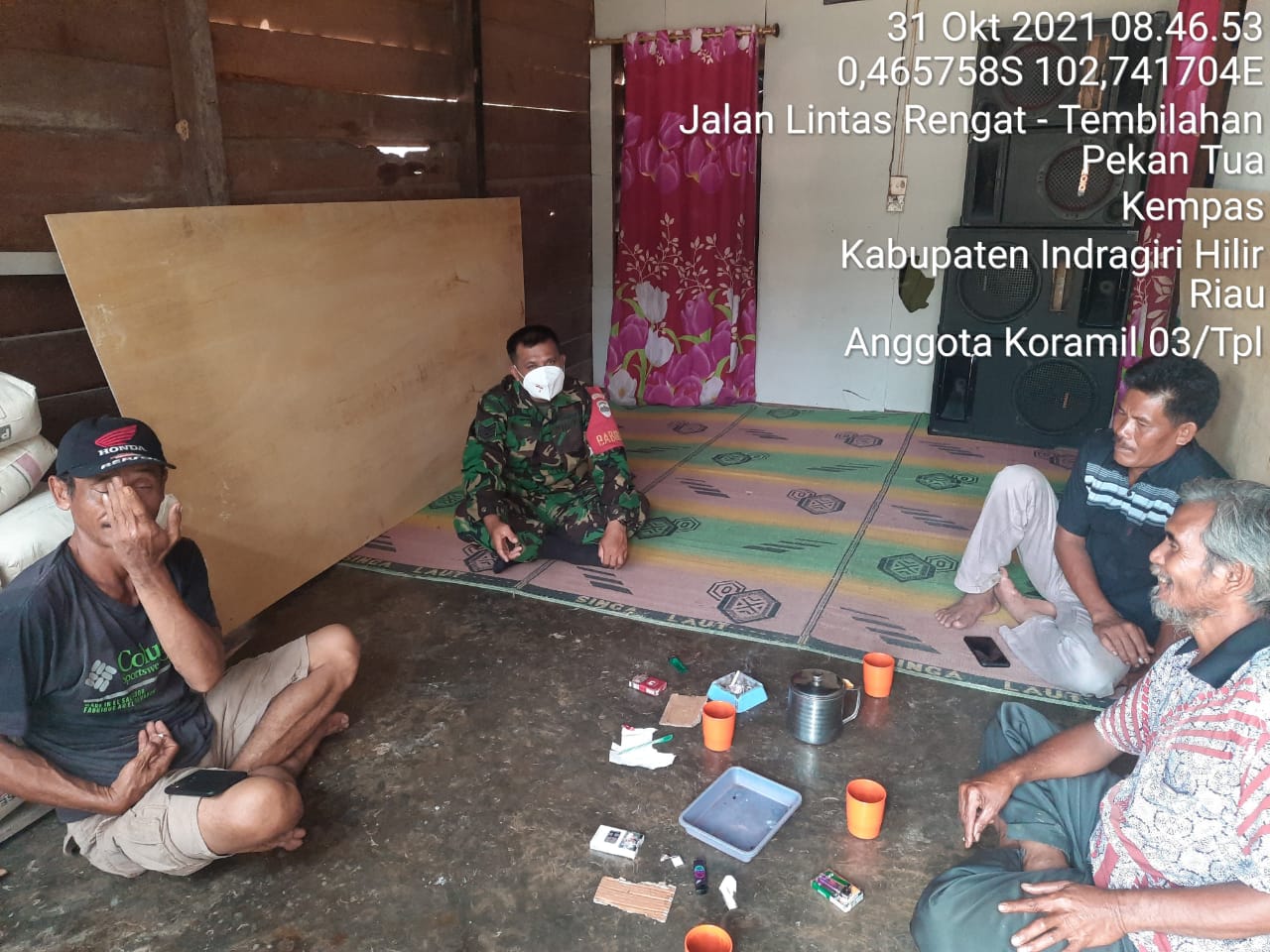 Bangun Kedekatan di Wilayah Binaan, Babinsa 03/Tempuling Sambangi Rumah Warga