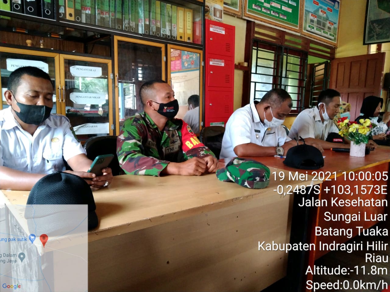 Babinsa Koramil 12/Batang Tuaka Ikuti Pelaksanaan Edukasi Penanganan Covid-19 Desa Simpang Jaya