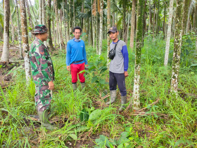 Mengantisipasi Karhutla: Kopda Irawan Babinsa Koramil 07/Reteh dan Masyarakat Bersatu