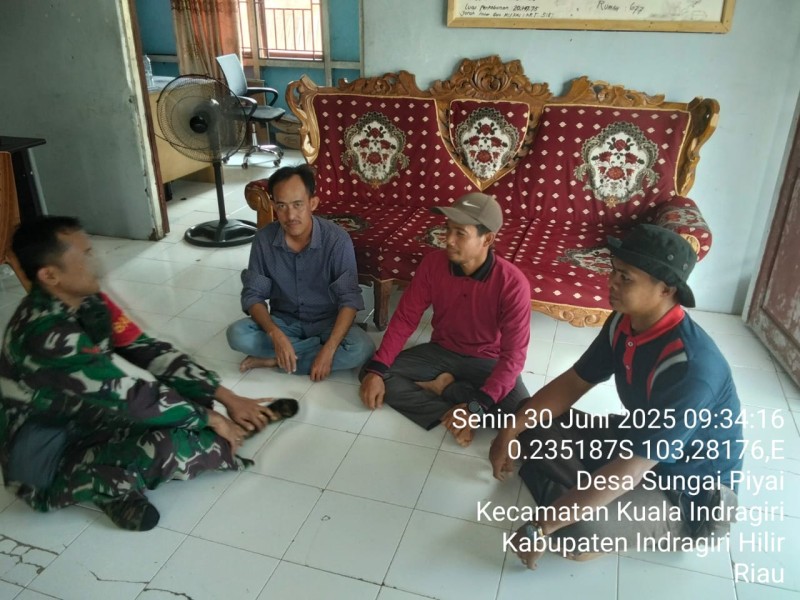 Babinsa Koramil 04/Kuindra Himbau Masyarakat Sungai Piyai Agar Berhati-hati dalam Melaksanakan Aktivitas