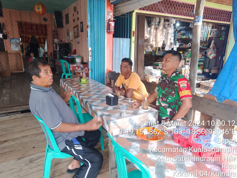Melalui Komsos, Babinsa Koramil 04/Kuindra Rutin Jalin Silaturrahmi di Binaan Bersama Warga