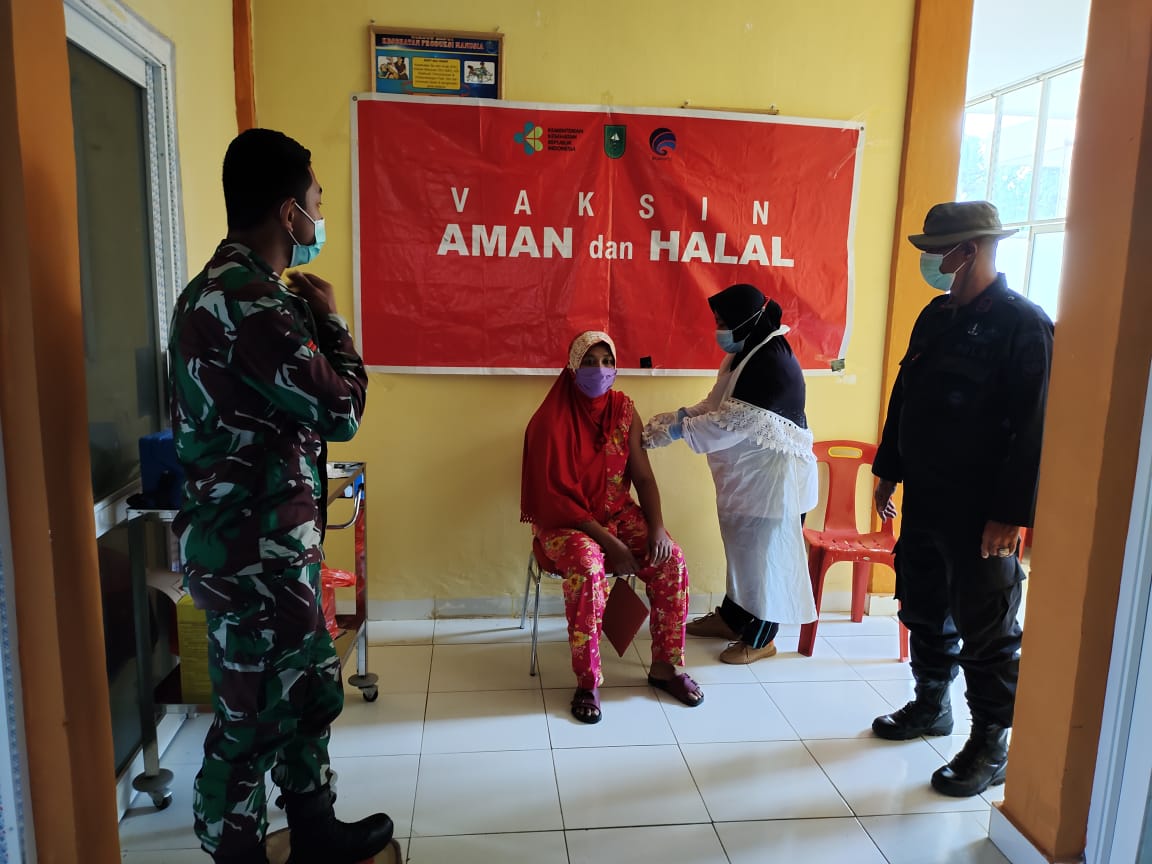 Anggota Satgas TMMD Bantu Pengamanan Vaksinasi Covid-19