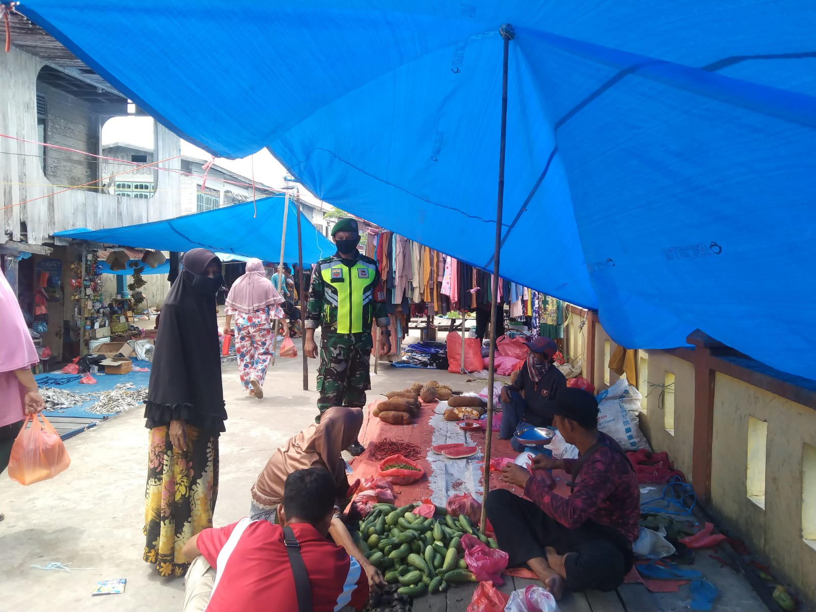 Babinsa 04/Kuindra dan Bhabinkamtibmas Bersinergi Tegakkan Protkes di Sapat