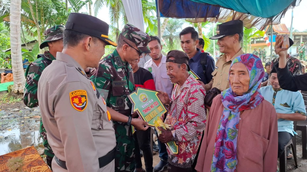 Tutup TMMD Ke-123, Kodim 0314/Inhil Serahkan Kunci Rumah Kepada Keluarga Penerima Bantuan Rumah Layak Huni