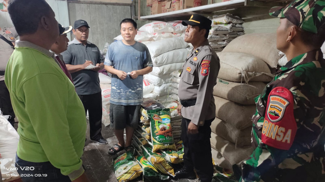 Koramil 05/Gas Kapten Czi Slamet Hirohito Bersama Kapolsek Melakukan Pengecekan Kestabilan Harga dan Ketersediaan Sembako
