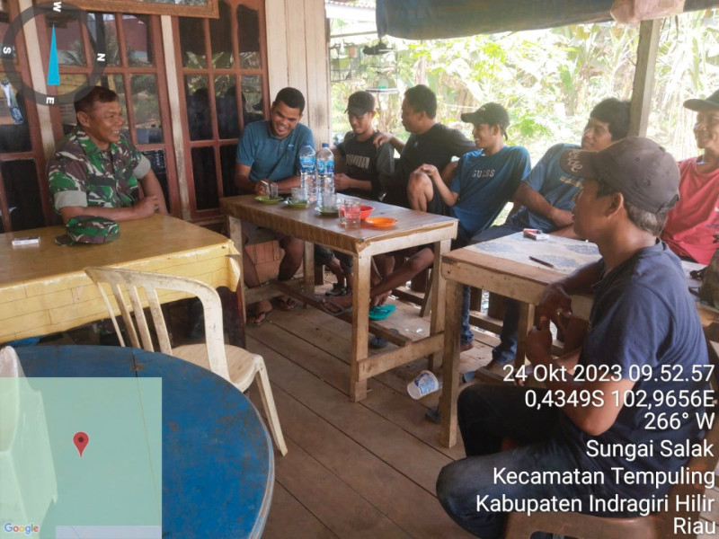 Gelak Tawa Iringi Komsos Babinsa 03/Tpl Dengan Para Pemuda Di Wilayah Binaan