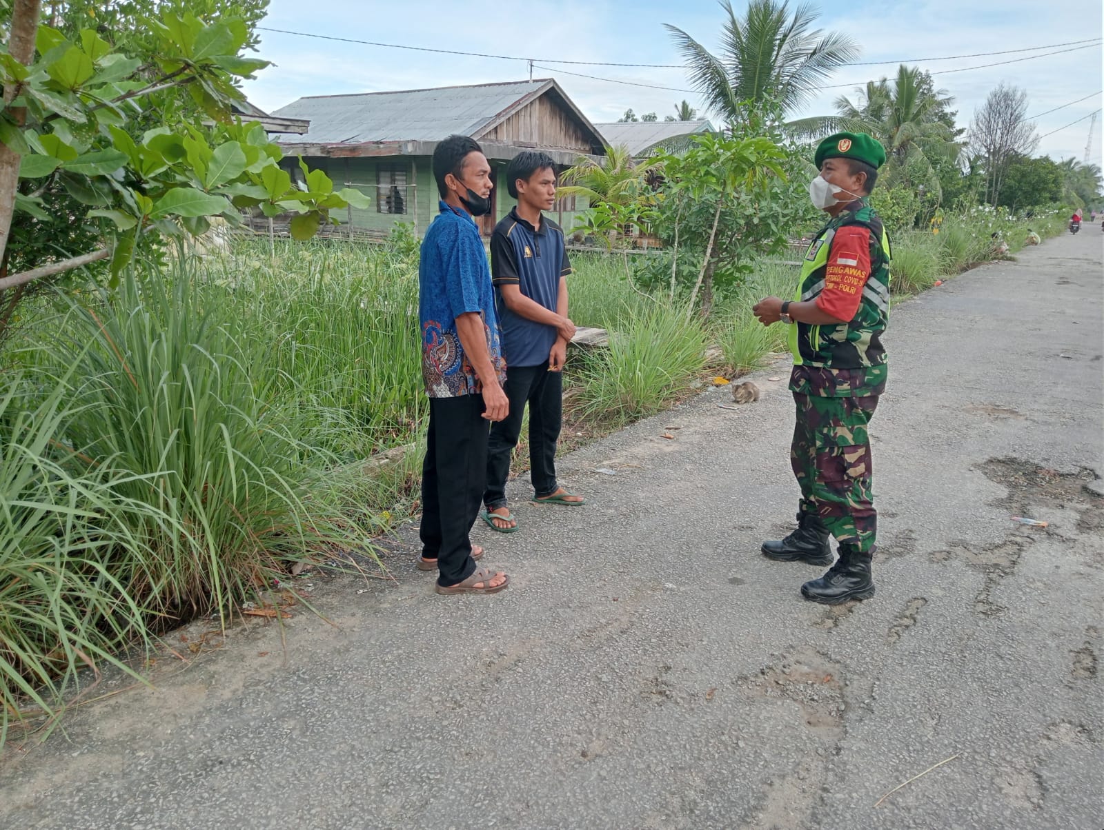 Anggota Koramil 04/Kuindra Lakukan Penegakan Disiplin Prokes di Jalan Pendidikan