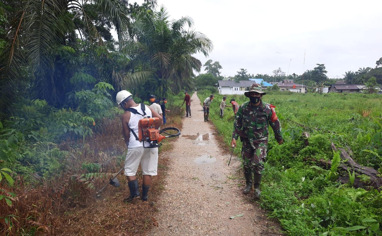 Bersama Warga, Babinsa Bayas Jaya Koramil 03/Tempuling Goro Pembersihan Jalan Antar Dusun