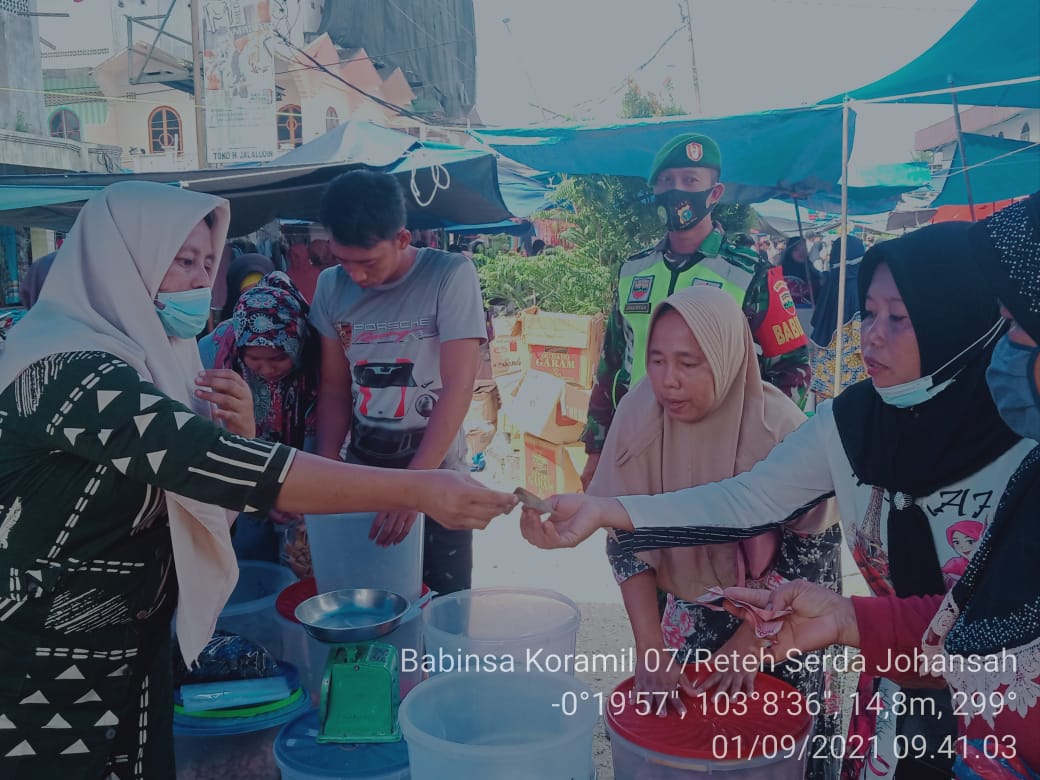 Babinsa Koramil 07/Reteh Tegakkan Protkes di Pasar Tradisional