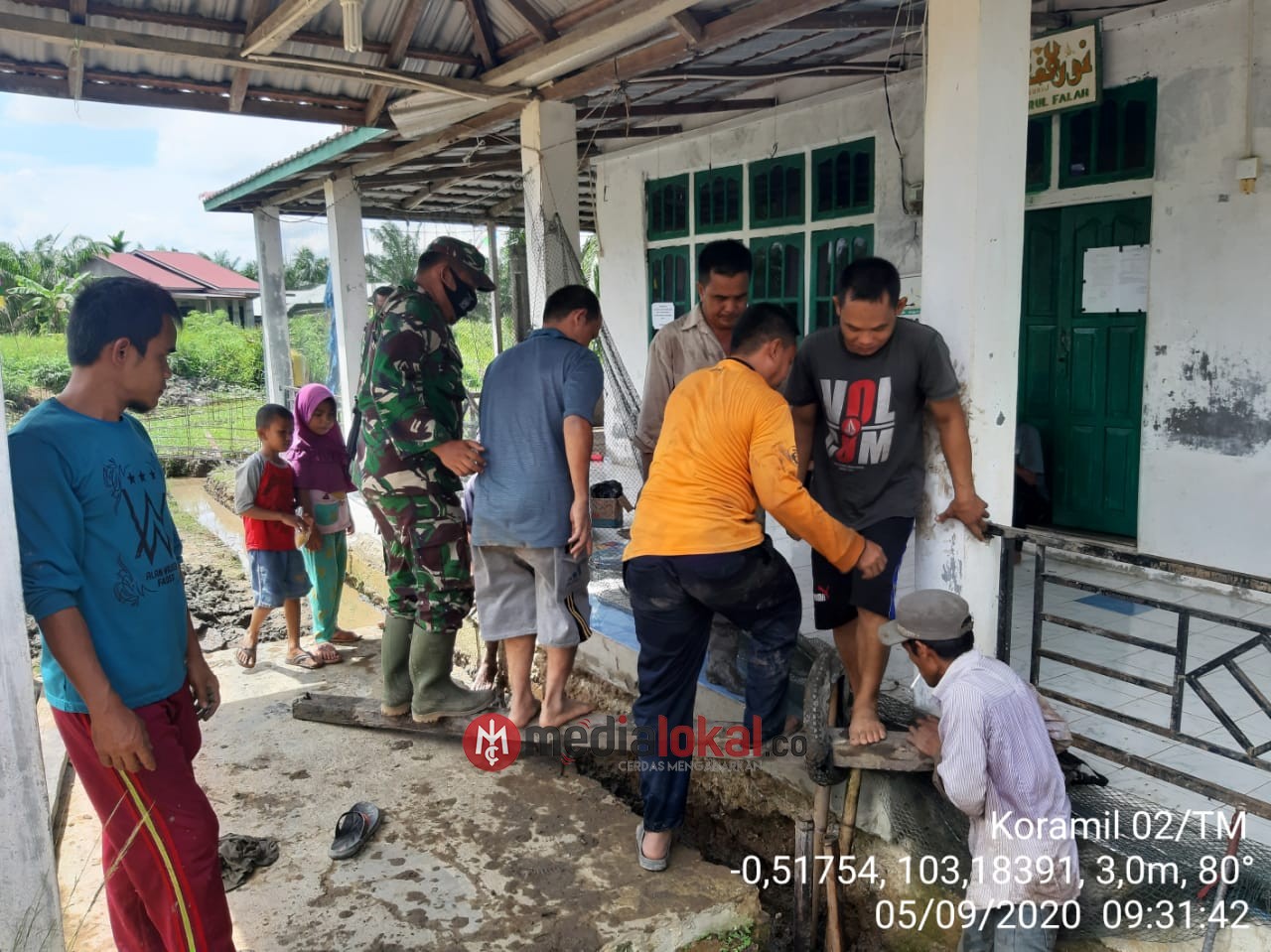 Bersama Warga, Babinsa 02/Tanah Merah Laksanakan Pengecoran di Surau Pusaran Enok