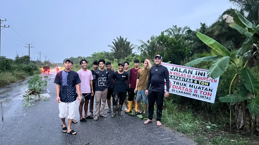 Warga Sungai Rawa Gotoroyong Perbaiki Jalan, Truk ODOL PT EPE Disebut Jadi Penyebab Utama Kerusakan