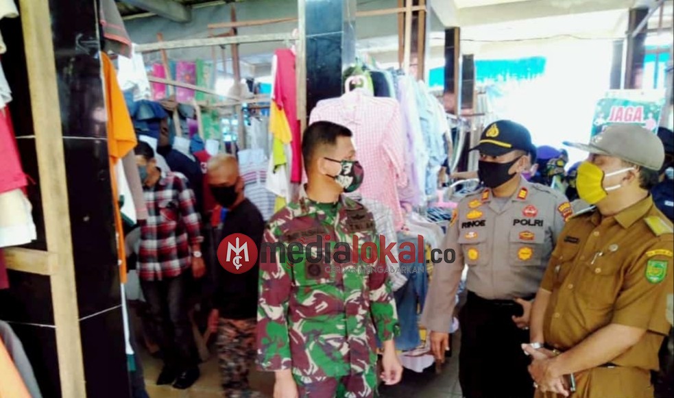 Dandim 0314/Inhil Bersama Tim Gugus Covid-19 Lakukan Razia Masker di Pasar Kayu Jati