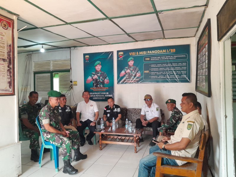 Danramil 07/Reteh dan Babinsa Laksanakan Komsos dengan Forkopimcam