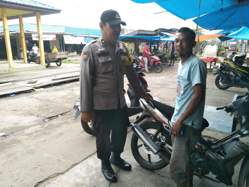 Sampaikan Pesan-Pesan Kamtibmas, Bhabinkamtibmas Desa Simpang Gaung Aipda Safrizal Zufri Giat Rutin Lakukan Sambang Warga