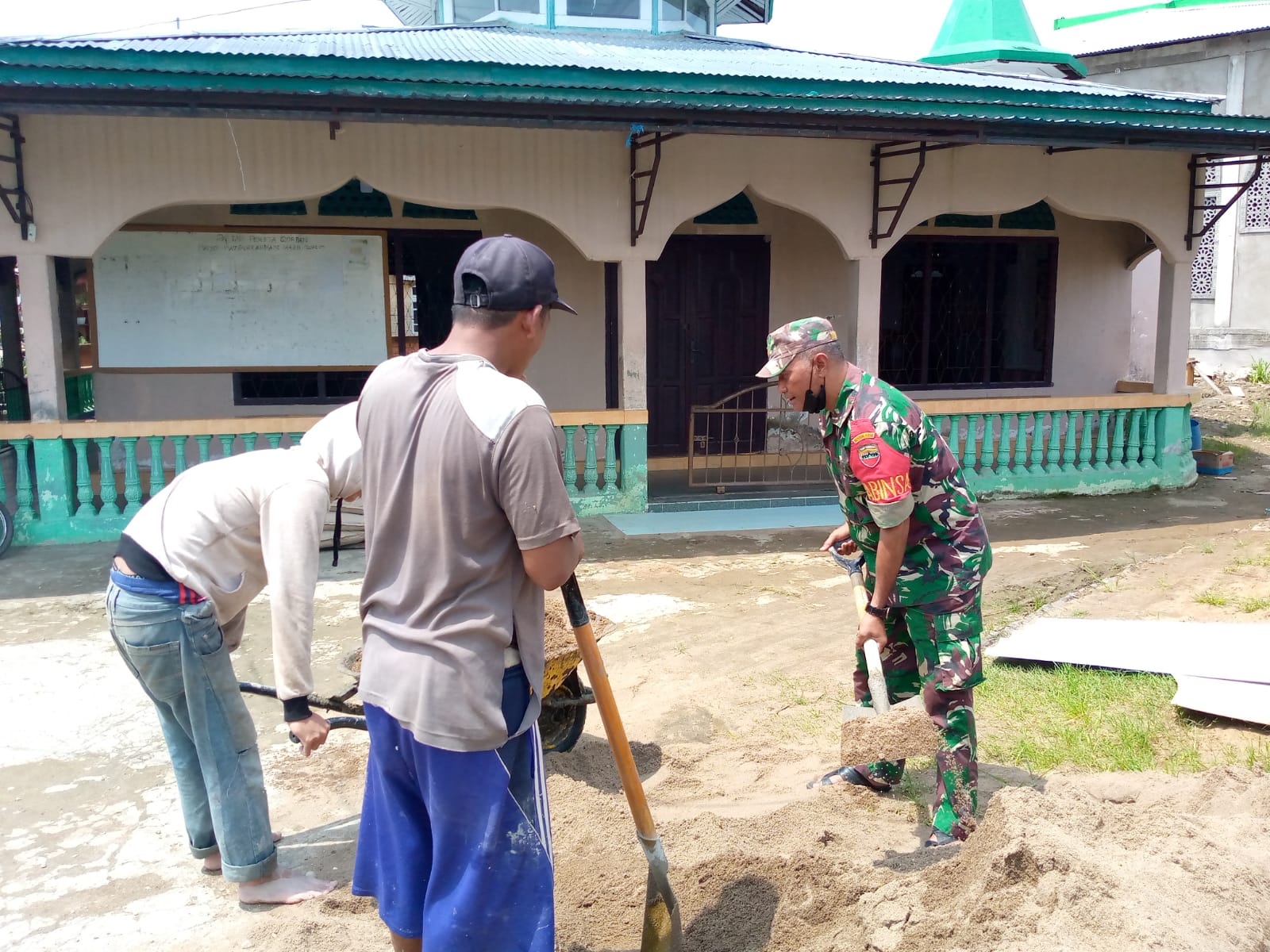 Timbulkan Rasa Kekompakan, Babinsa Koramil 04/Kuindra Laksanakan Goro Bersama Warga