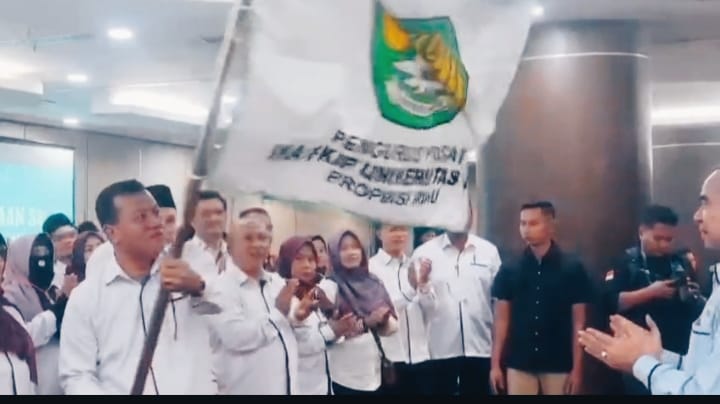 IKA FKIP dan BEM Unri Dilantik, Gubri Harapkan Kampus Jadi Sarana Pendidikan Moral yang Baik