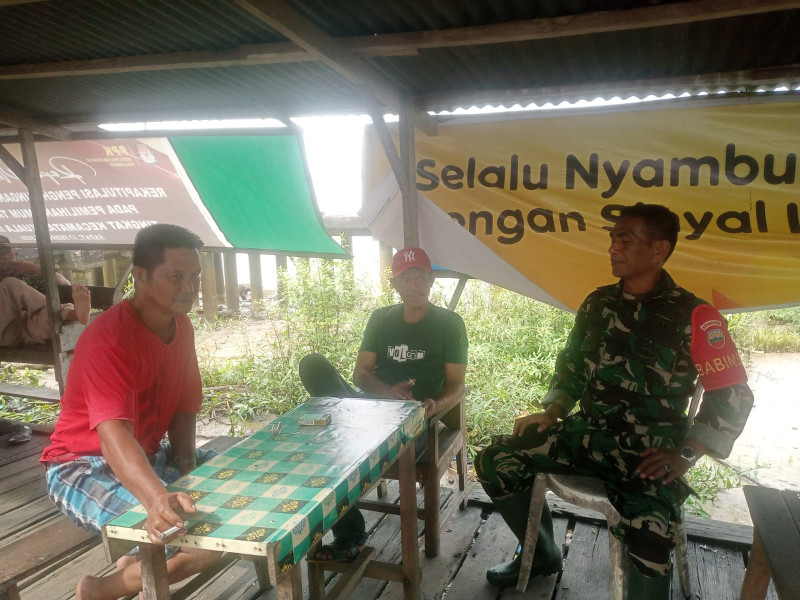 Babinsa Koramil 04/Kuindra Terus Jaga Kamtibmas Di Wilayah Binaan Dengan Warga