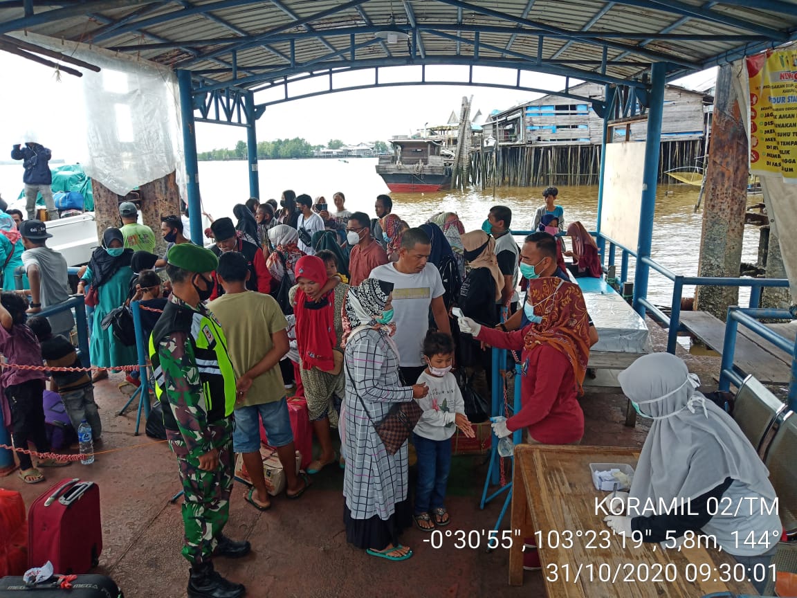 Koramil 02/Tanah Merah Bersama Satgas Covid-19 Aktif Lakukan Penegakan Prokes di Pelabuhan